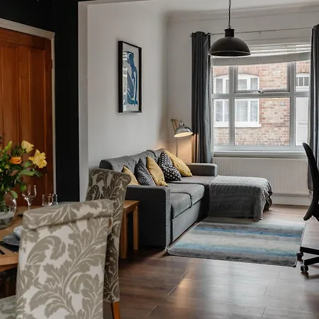 Relaxing Off Bishy Rd Perfect For Break *