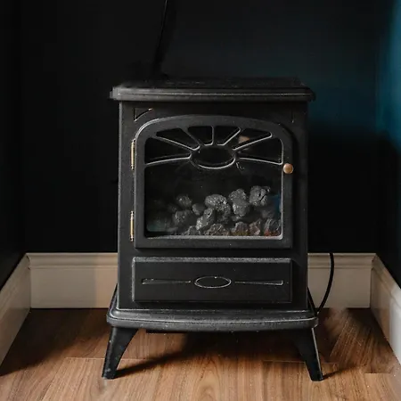 Relaxing Off Bishy Rd Perfect For Break *