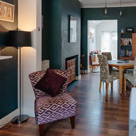 Charming Terrace Steps From Walls And River *
