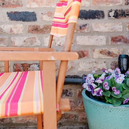 Charming Terrace Steps From Walls And River Holiday home York