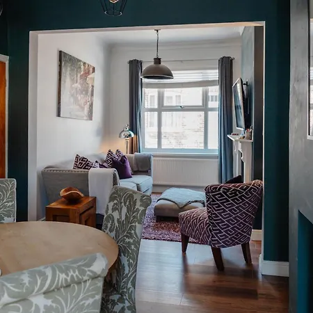 Charming Terrace Steps From Walls And River *