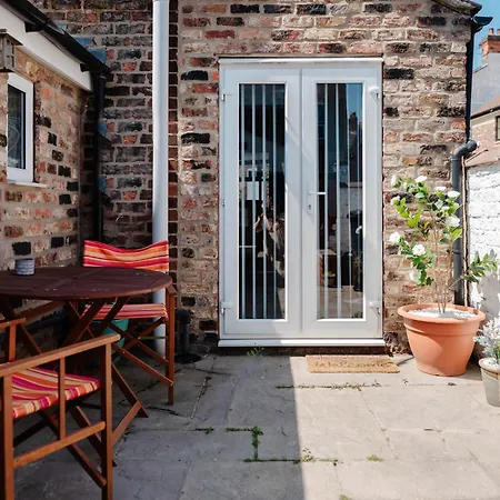 Charming Terrace Steps From Walls And River York