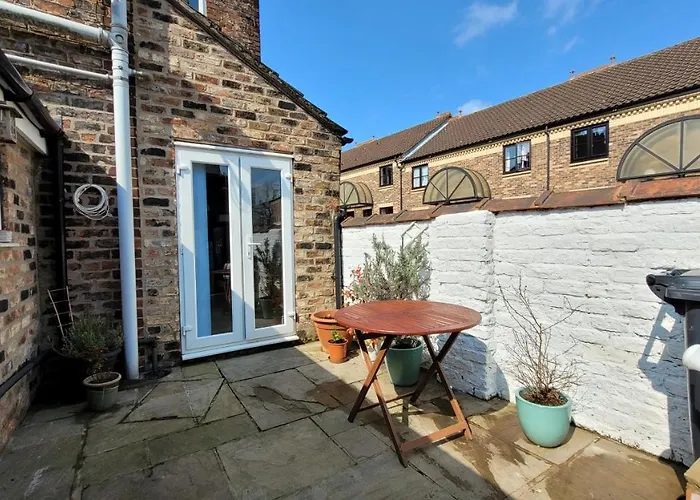 Relaxing Off Bishy Rd Perfect For Break *