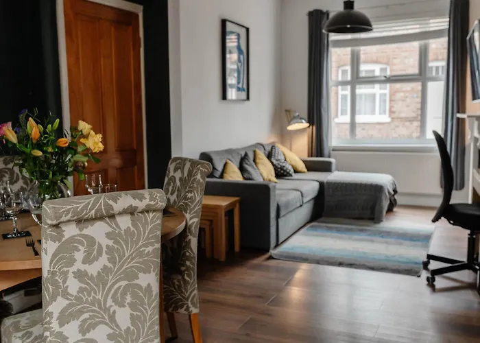 Relaxing Off Bishy Rd Perfect For Break *