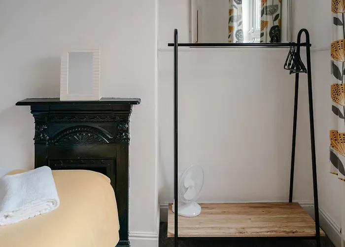 Relaxing Off Bishy Rd Perfect For Break *