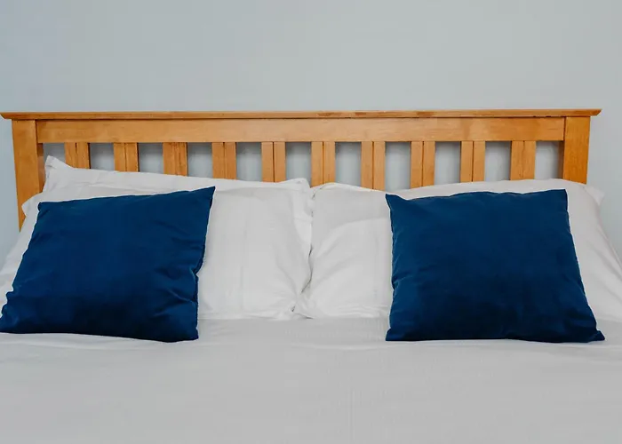 Relaxing Off Bishy Rd Perfect For Break *